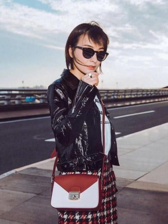 拍大片去？吴昕受邀参加时装周，短发墨镜机车皮衣装酷炫至极