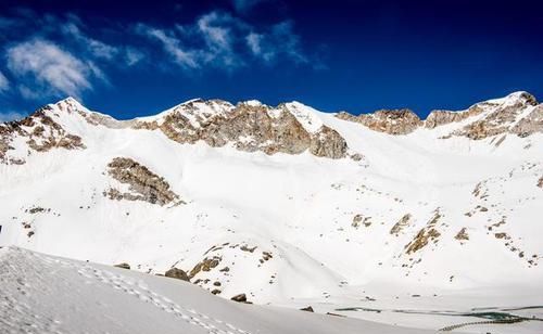 武汉广州热成狗，四川此地却结冰积雪，一刻钟从夏天穿越到冬天