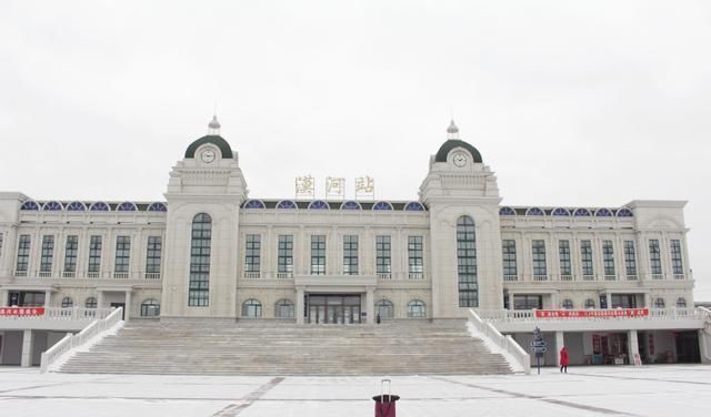 我国最北火车站，每天只靠7班车，异国风情外观不输发达地区车站