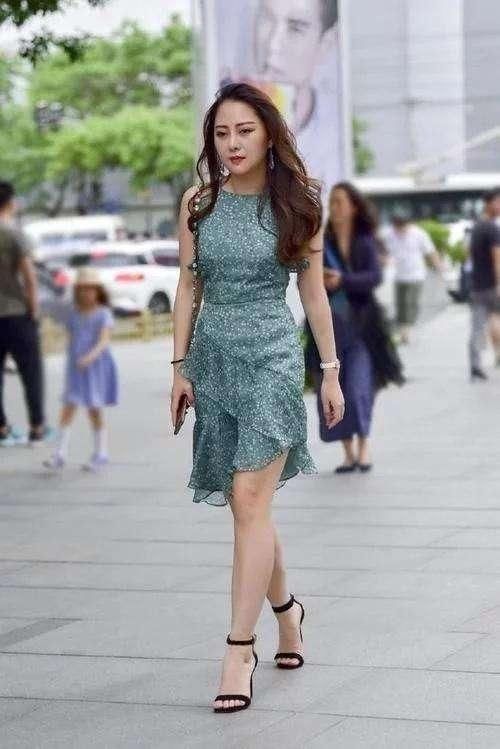 小姐姐穿着波西米业连衣裙优雅气质十足，街头不断有人投来目光!