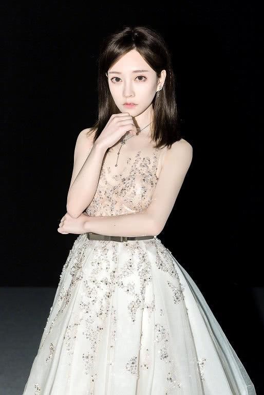 冯提莫化身性感车模，衣服穿这样超诱人，真不愧是“直播界一姐”