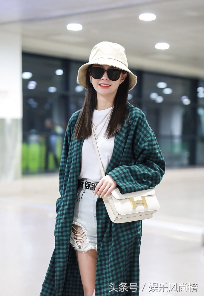 沈梦辰引领初秋穿搭，格子风衣超模范，火辣热裤秀美腿