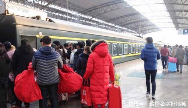 外出旅游,为啥有人买火车卧铺,也不坐高铁?游客:对比就明白了