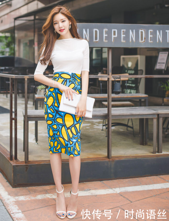 白皙清纯的紧身裙美女，减龄搭配，让气质更显典雅！