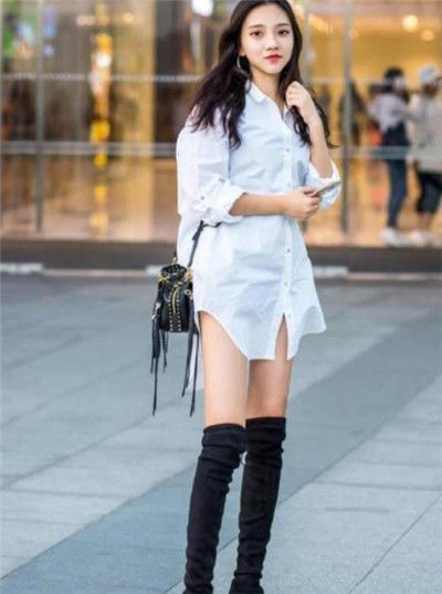  小姐姐■街拍：优雅靓丽的小姐姐，绿色上衣搭配黑色紧身裤，美丽又动人