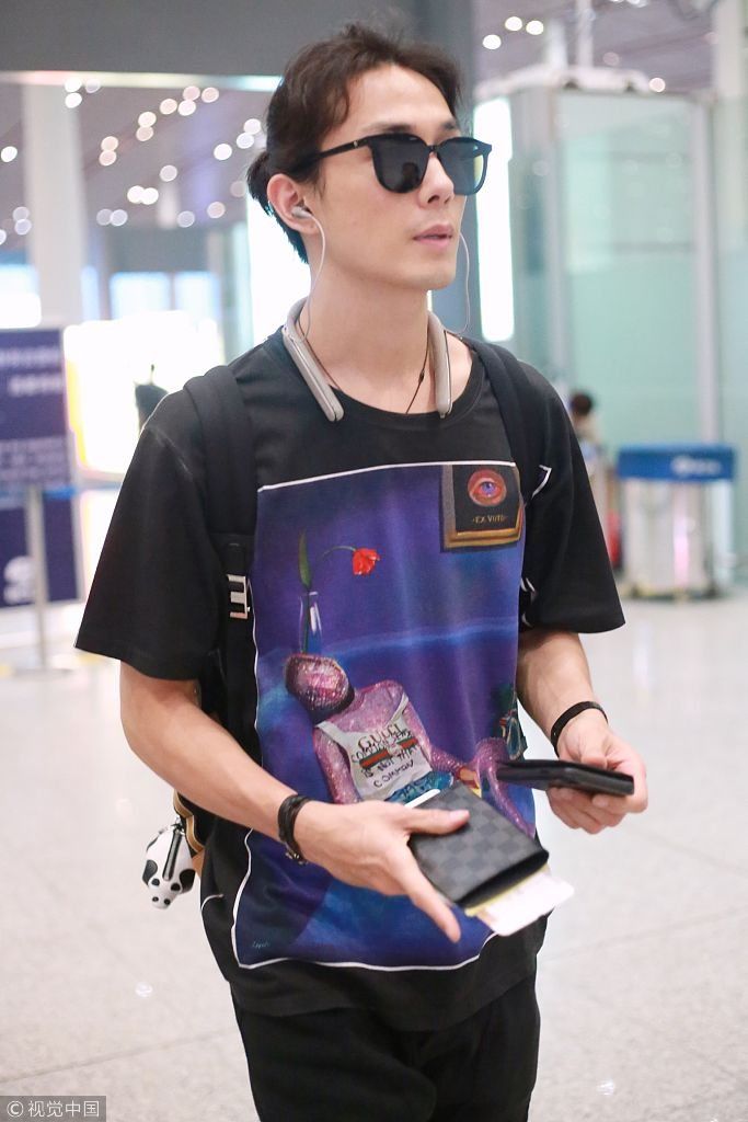 奶爸李承铉架黑超梳小辫潮男范 表情萌萌哒似偷师女儿Lucky