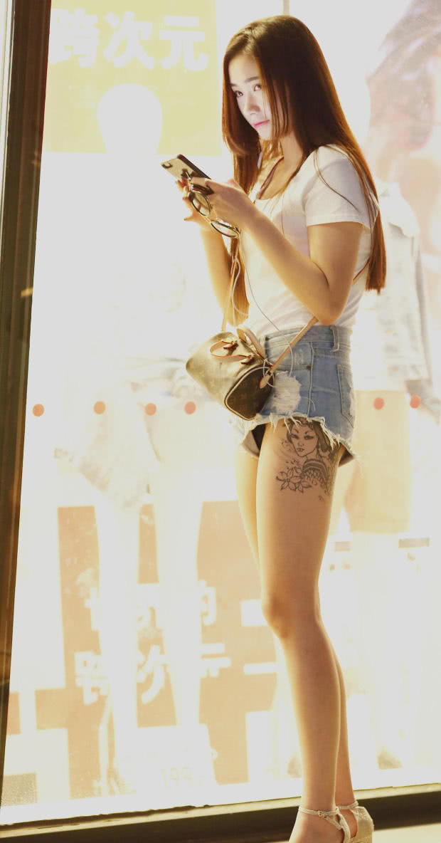 俏丽小姐姐高跟鞋搭配小热裤秀逆天长腿，大腿的纹身真的好诱人