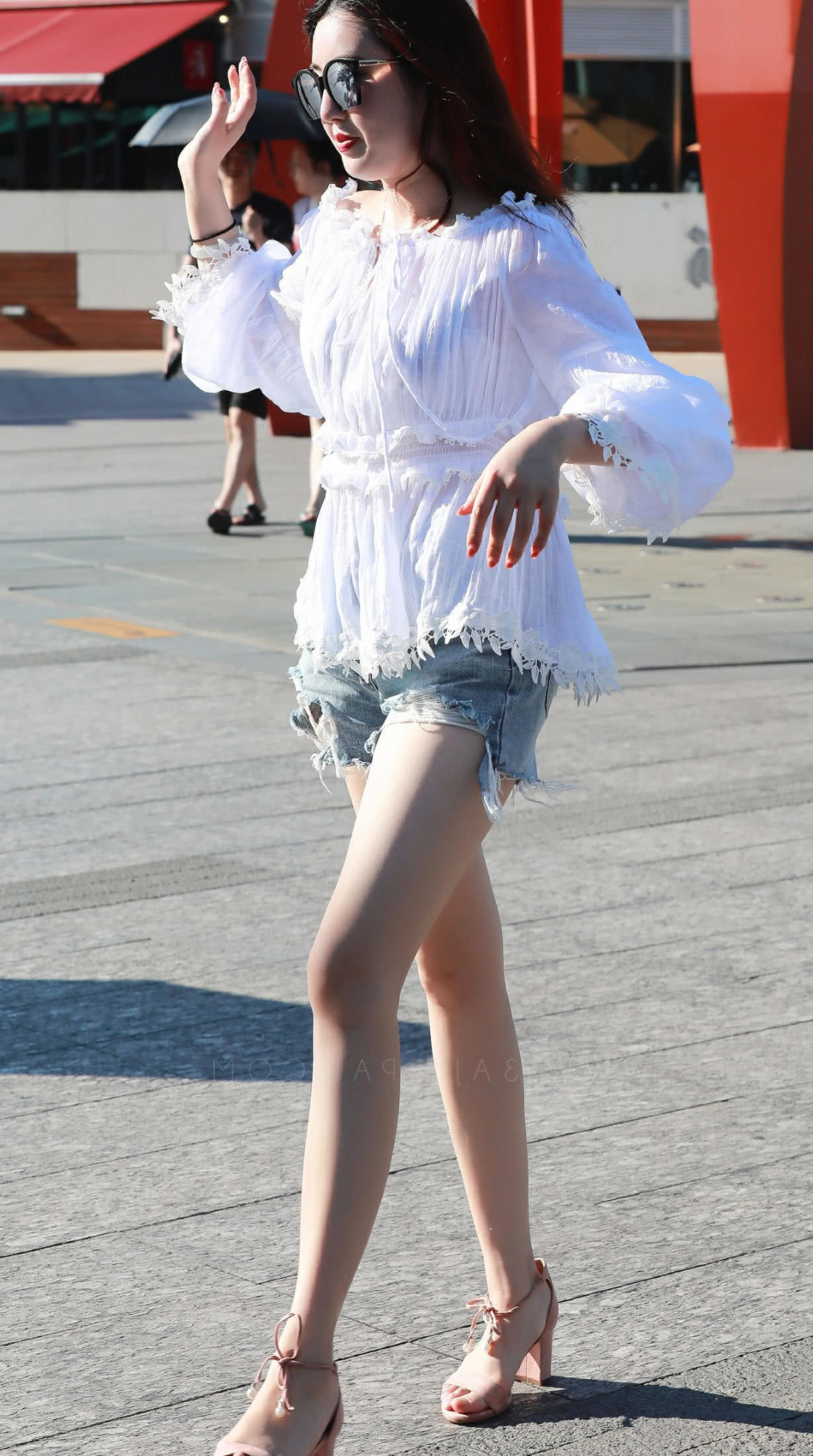 气质小姐姐蓝色短裤秀出白皙大长腿，白衣飘飘如仙女一样，腿玩年