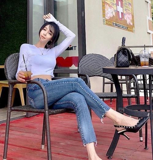  设计■修身时尚的牛仔裤，清新优雅美丽大方，年轻妹子穿十分吸睛