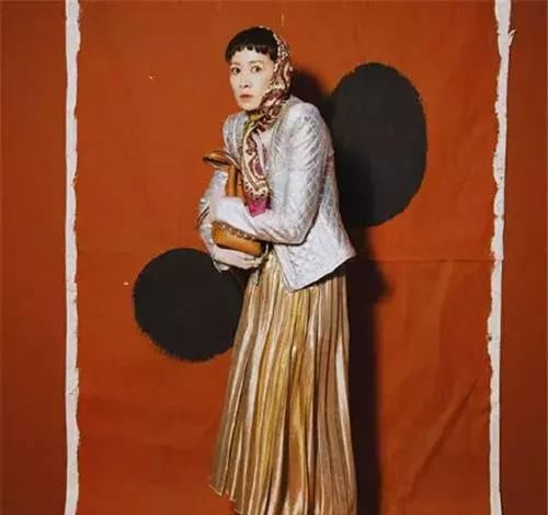 紫禁城发型总监佘诗曼剪了新刘海，锅盖头配丝巾承包你1周笑点