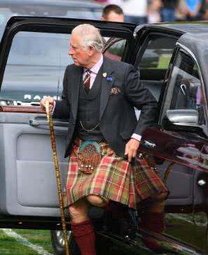 英女王携王室成员亮相高地运动会查尔斯王子一身短裙实力吸睛