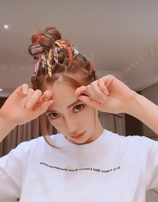 杨幂baby撞上彩色辫子，同为时尚辣妈，气质差别咋这么大？