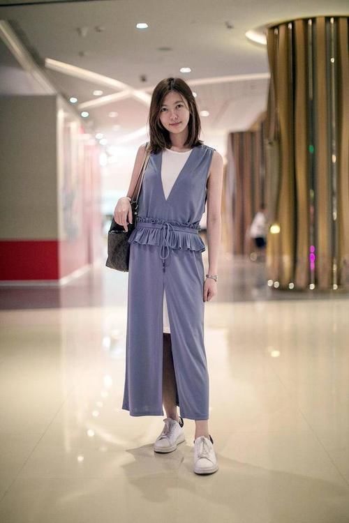  宽松@街拍时尚潮人穿搭，衬衫搭格纹裙减龄又清新，宽松短T舒适且显瘦