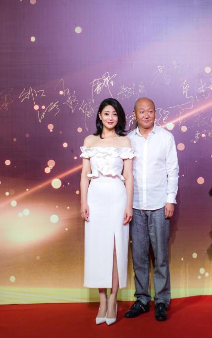 86斤唐嫣与92斤殷桃同穿白色连衣裙, 网友: 微胖就是比干瘦好看!