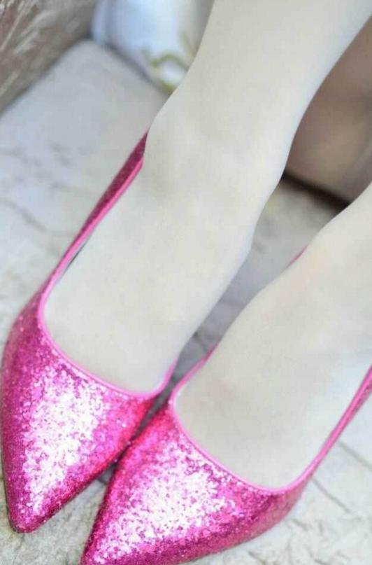 美脚搭高跟鞋:有谁相信这双艳丽的高跟鞋是网上买的?