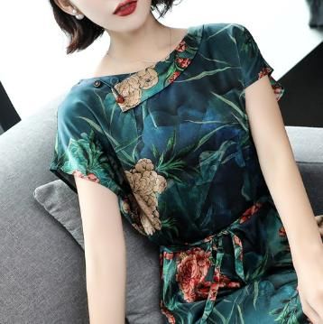 7号就立秋了！女人别穿太花，试试这款“秋裙”，漂亮好穿又美嫩