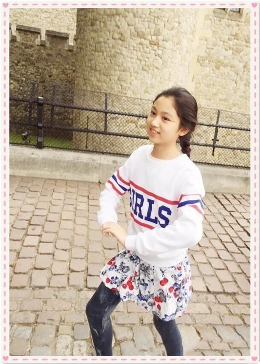 任达华13岁女儿出席时装周,大长腿堪比超模,网友直呼:基因强大