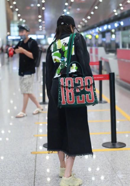 当168热巴和173关晓彤同穿阔腿裤，腿长比腿细重要，鹿晗眼光不错