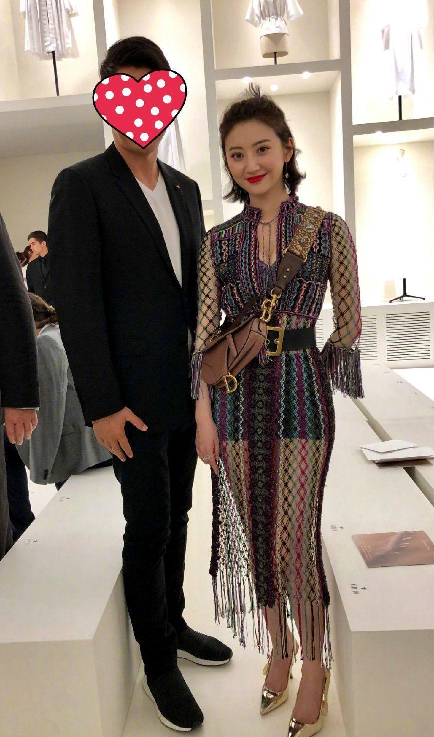 胖了更美！景甜亮相迪奥发布大秀，薄纱裙隐约透出美胸长腿