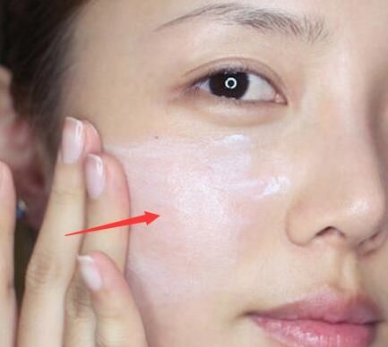 药店一支“中性药膏”，睡前脸上抹一丢丢，皱纹、眼袋全不找