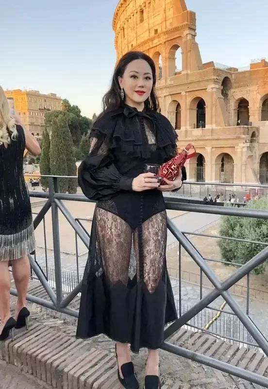  荷叶边：章小蕙也翻车了，一袭白色缎面裙好丰腴，画个烟熏妆眼睛大得吓人