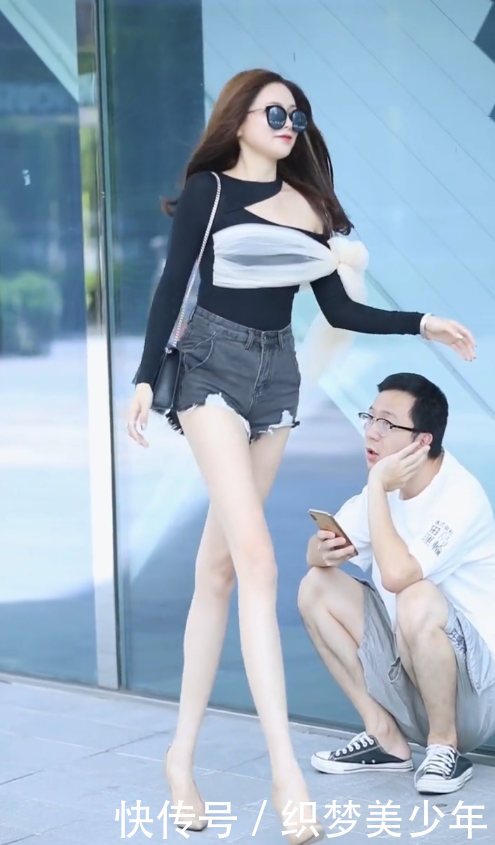  #挠痒#扶着小哥的头给自己挠痒，有考虑过别人的感受吗！