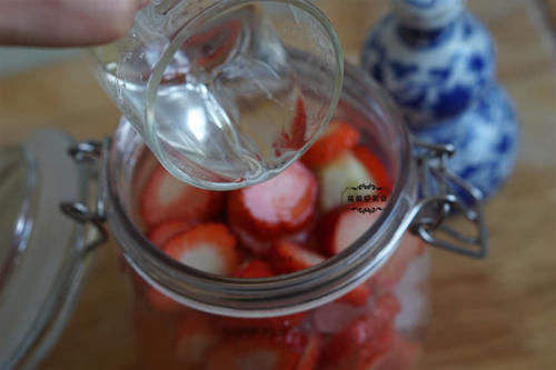  「草莓」草莓酒好喝有窍门，老妈30多年的秘方，滴滴香醇，解春困就靠它了