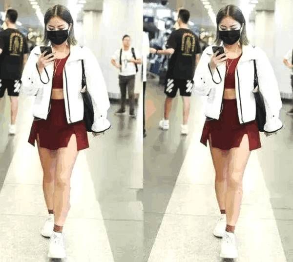 王菊时尚搭配现身机场, “炫腹”秀腿, 看起来像是瘦了二十斤