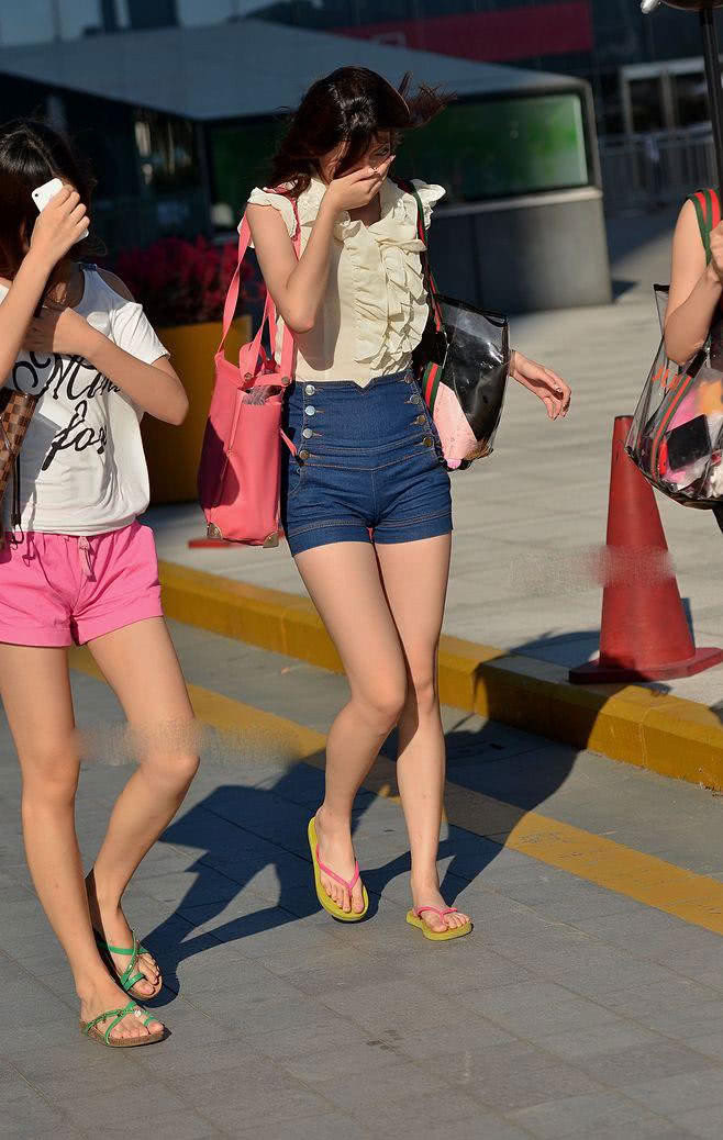 夏日的短裤紧身裤是很好穿，充满了女人味，修饰出窈窕身材