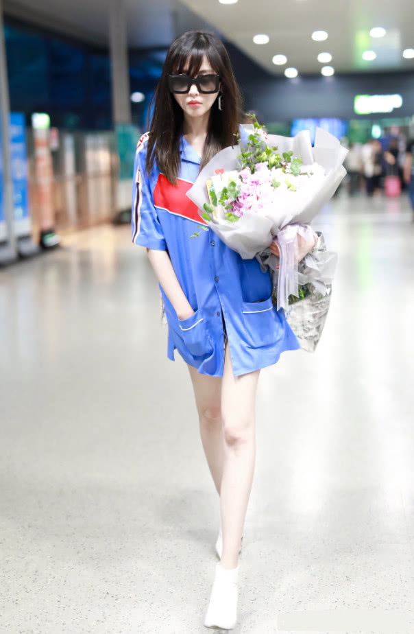 张天爱只穿一件蓝色衬衫，瘦到膝盖凸出来，这下粉丝要心疼了！