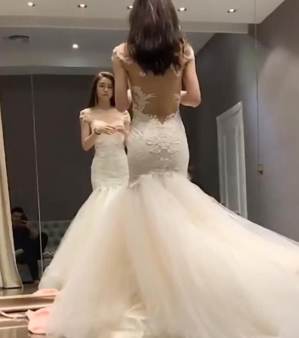 光看背影就忍不住，镜子意外露出她真容后，网友：活着的芭比娃娃