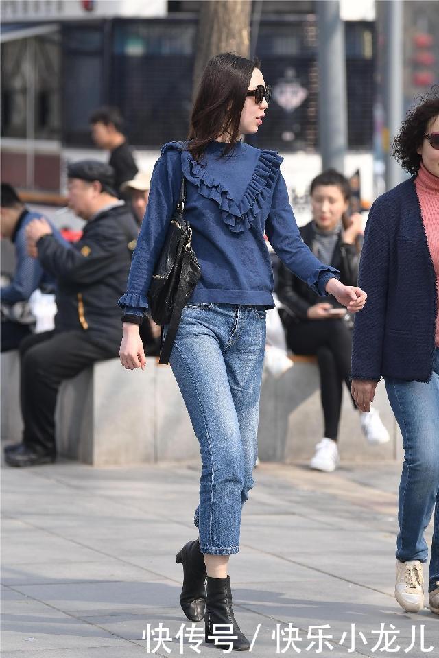  「休闲的效果」街拍：紧身牛仔裤搭出高挑性感女人味，气质与优雅并存，长腿美丽迷人