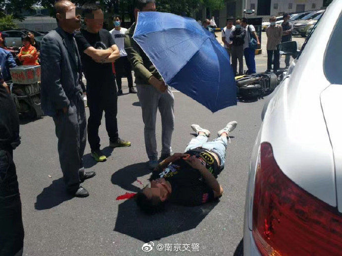 『骑车人』超车判断失误撞上网约车 骑车人未戴头盔头部着地