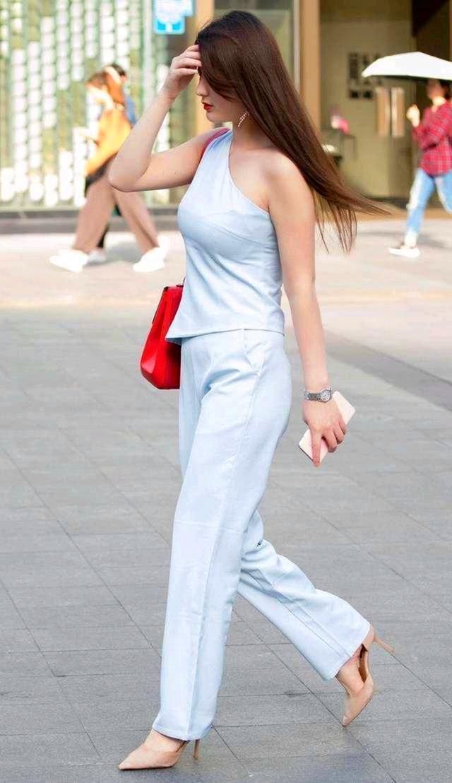 街拍:小姐姐高贵秀丽白嫩肌肤，美腿很是迷人!