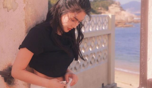 徐冬冬勒太紧了，好身材都暴露了，网友：短裤纽扣开了，没发现？