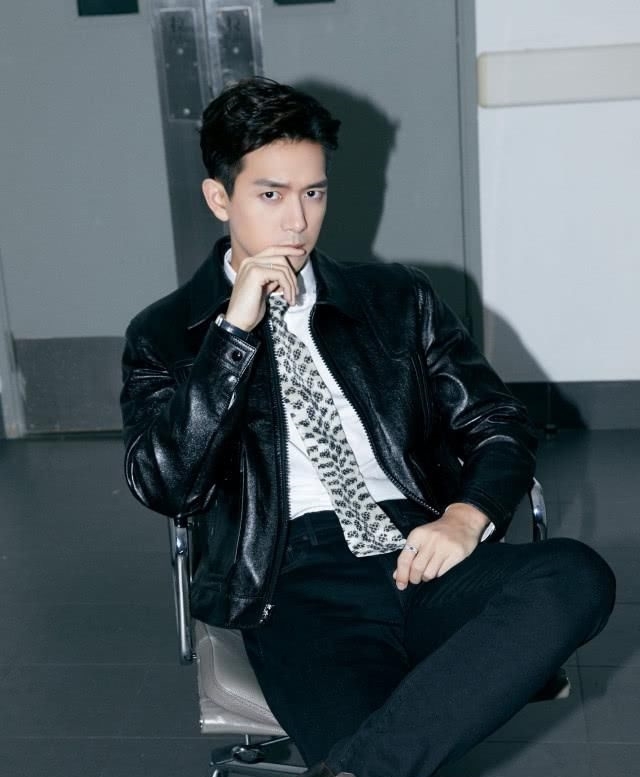 #皮衣#183cm肖战和185cm李现，同样搭配皮衣，腿长就是任性！