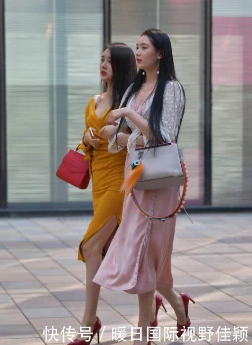 『美女』街拍长发飘飘的美女贵妇,一身连衣裙搭配红色高跟鞋仙气十足