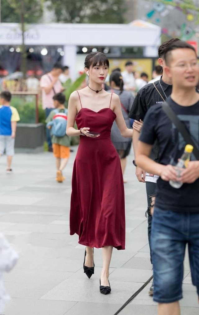 粉色|路人街拍,靓女穿粉色系的连衣裙,看上去随性又时尚