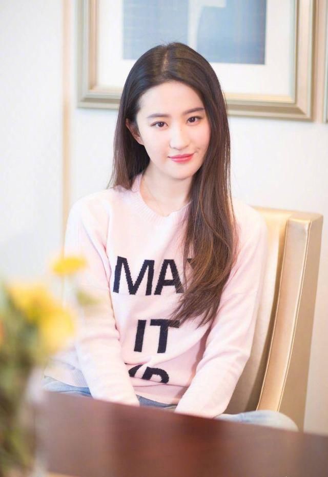 「 看起来就」满满的中国风元素，一身红衣太过迷人，刘亦菲最新杂志造型