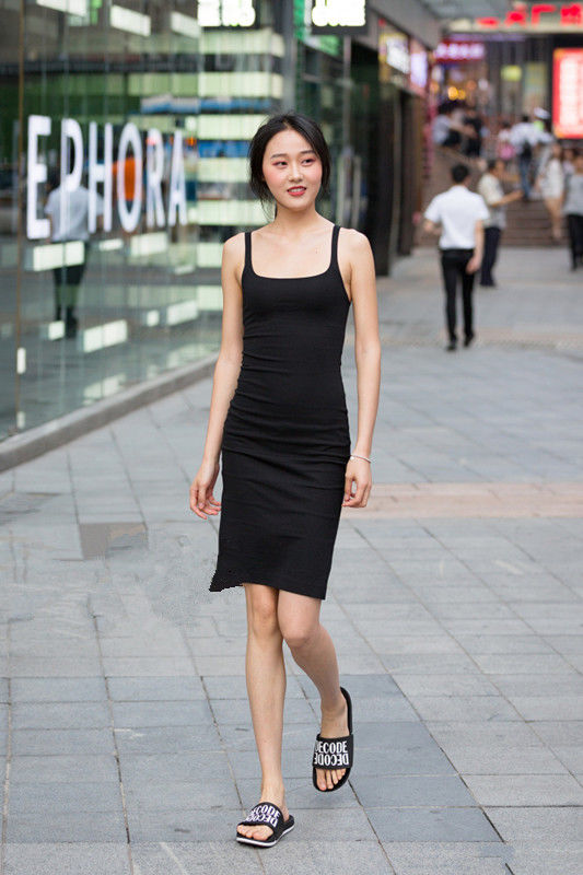 重庆街拍:伴娘礼服穿出小公主，百褶长款珍珠腰带吊带连衣裙