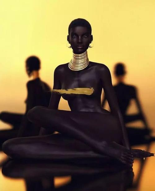 ins最红时尚博主竟是个假人？人类已经阻止不了她的脚步了...