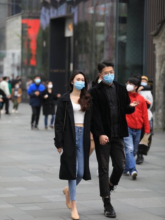  『女人味』蓝色紧身牛仔裤到底有多时髦，看到她们我就明白了，女人味太足了