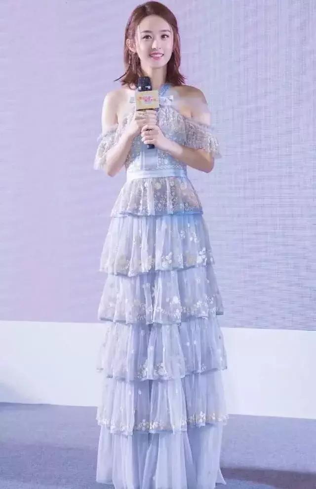 baby太大胆了! 穿的蓝色肚兜裙根本啥也没遮住 网友: 黄晓明就不