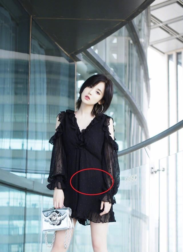 娜扎黑色连体服秀酥胸，衣服太薄连底裤都透出来了，网友：性感