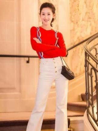 有一种痛苦叫穿错鞋！章泽天的鞋跟竟长在鞋子中间，你要怎么走路