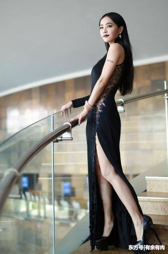 女星不易!蔡依林为秀长腿竟把裙子撕开了，真是太拼了!