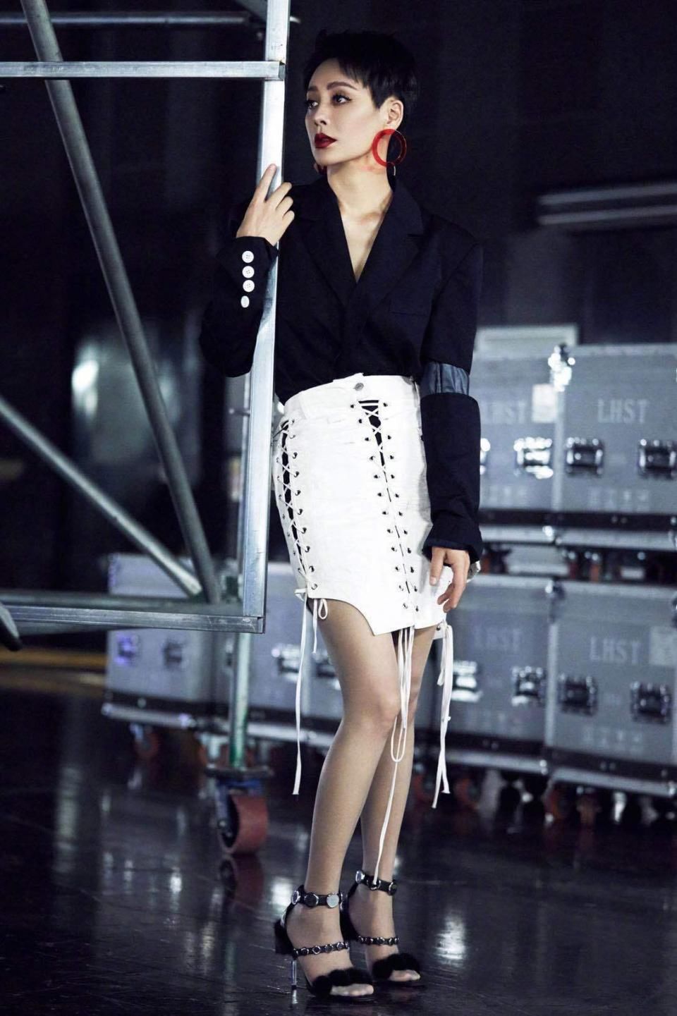 宁静这么紧的裙子也硬穿，不想勒出小肚子，网友:真是一秒尴尬了