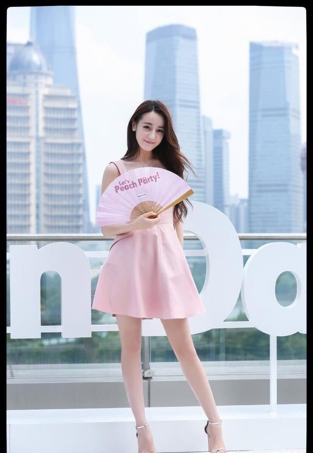 迪丽热巴的脚背和地面都快垂成一条直线了，网友:怎么走路?