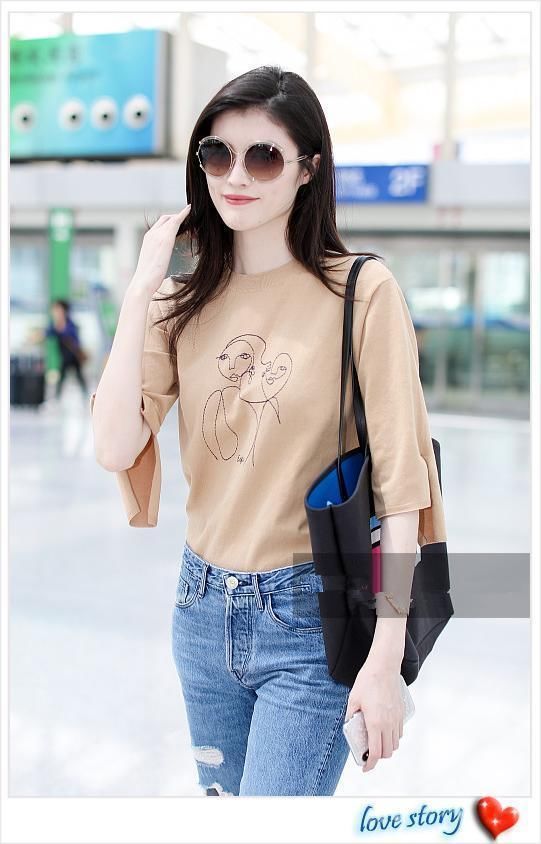 正面超模，背面大妈!何穗机场秀美腿，一个转身竟暴露身材缺陷!