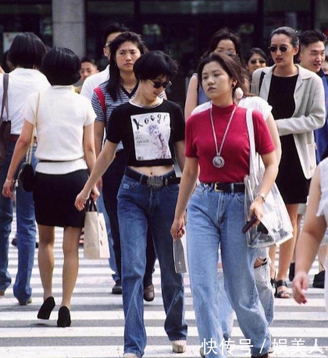  『时髦』看90年代街拍,就像穿越的时尚史,韩国姑娘敢穿、法国姑娘依然优雅